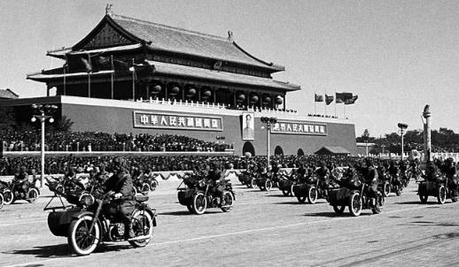 全国10多个民族的民兵组成的民兵方队