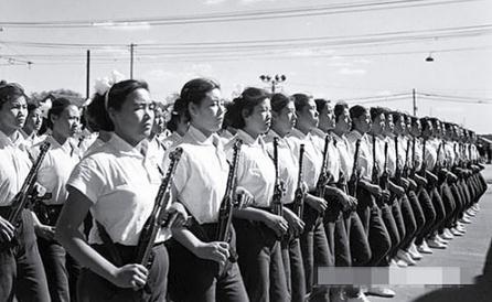女民兵方队通过天安门广场.这是女民兵方队首次在国庆大阅兵中出现